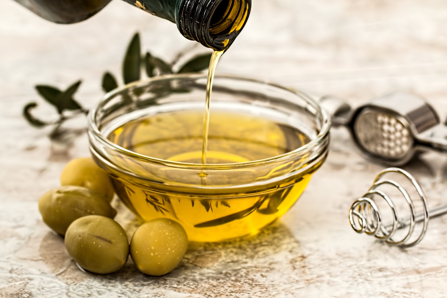 olive oil in glass bowl aceite de oliva en bowl de cristal