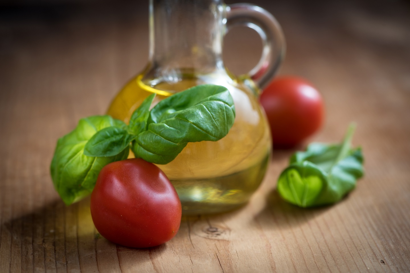 olive oil in glass botlle aceite de oliva en botella de vidrio