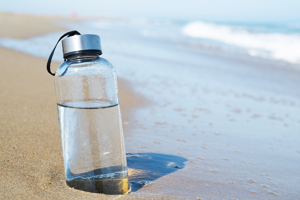botella agua playa