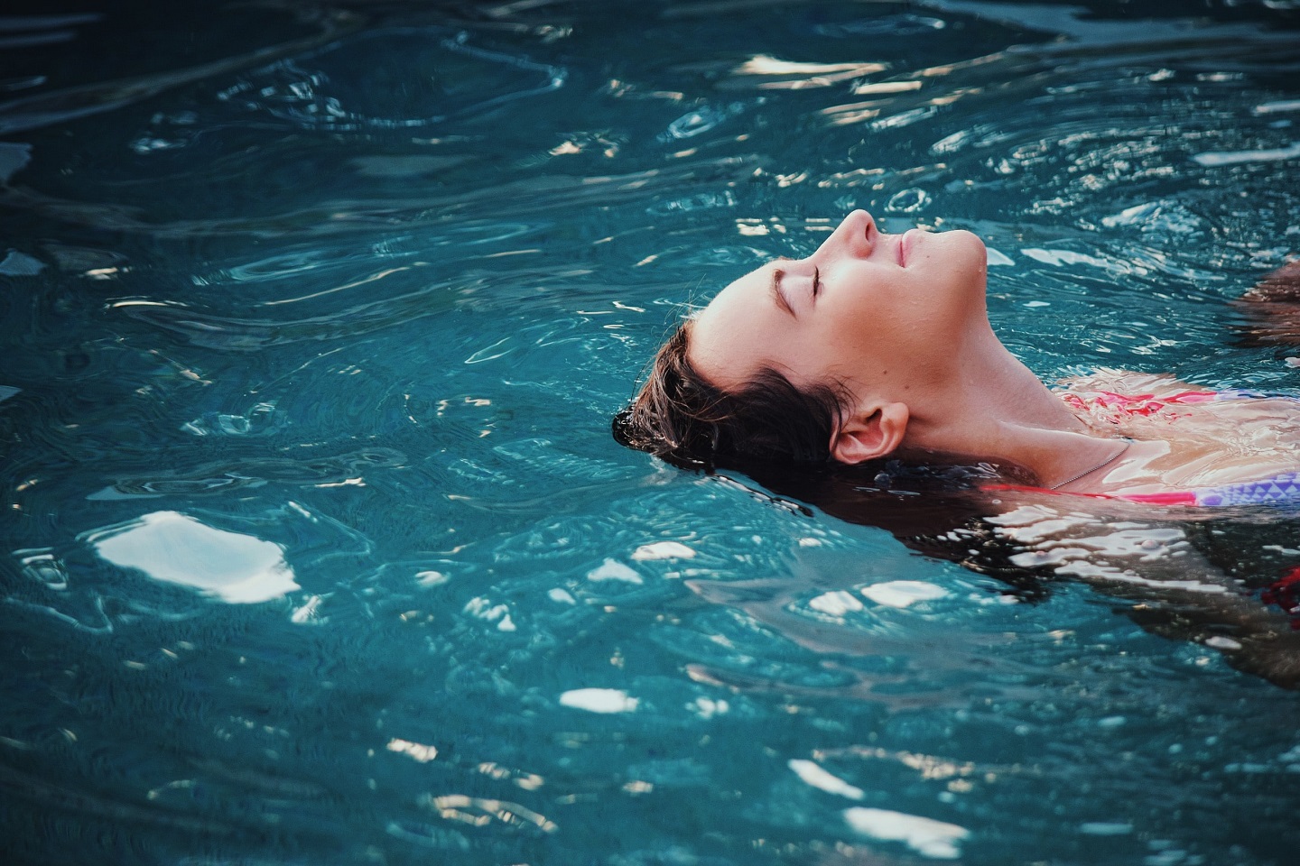 natacion mujer relajada alberca