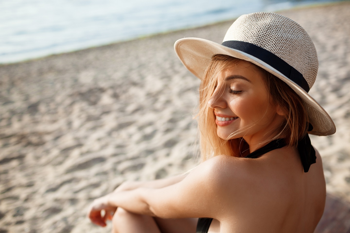 playa mujer sombrero