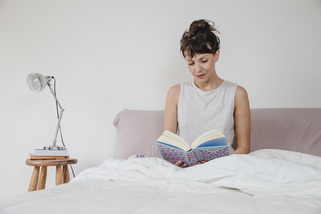 mujer leyendo en cama