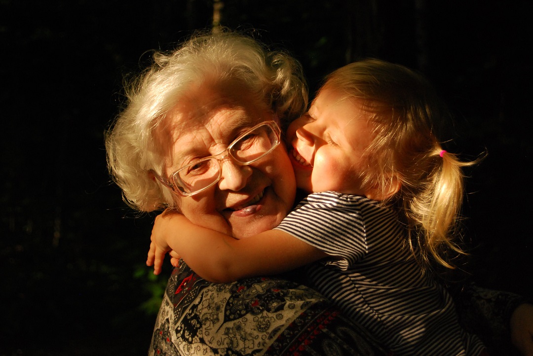 abrazo hug abuela nieta