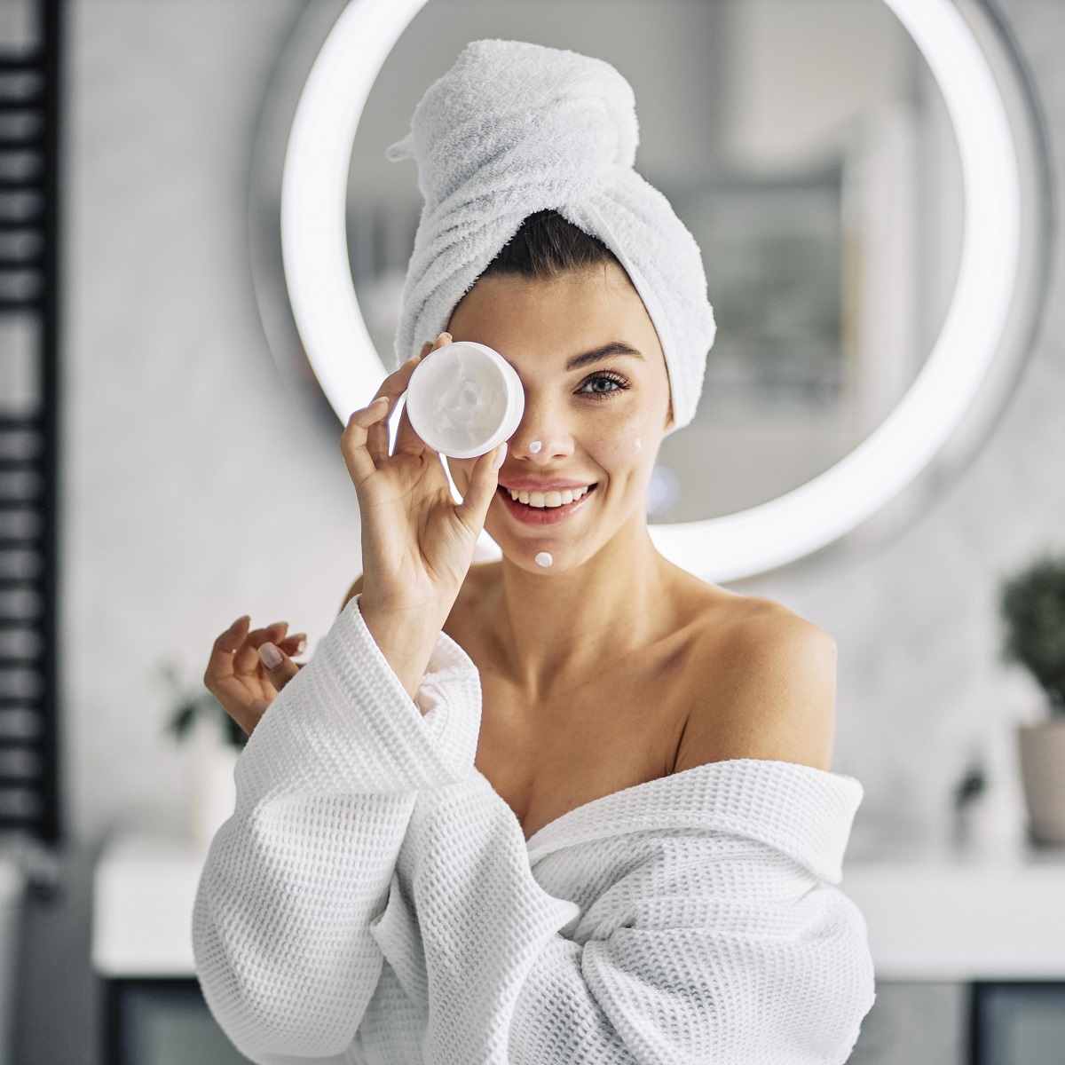 Mujer crema maquillaje skincare cuidado piel toalla