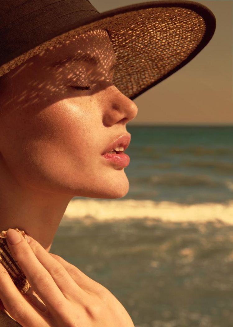 mujer sombrero sol playa mar