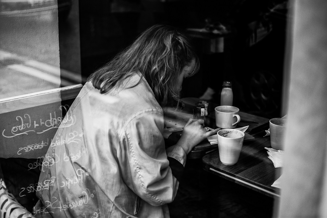 Mujer café revisando teléfono