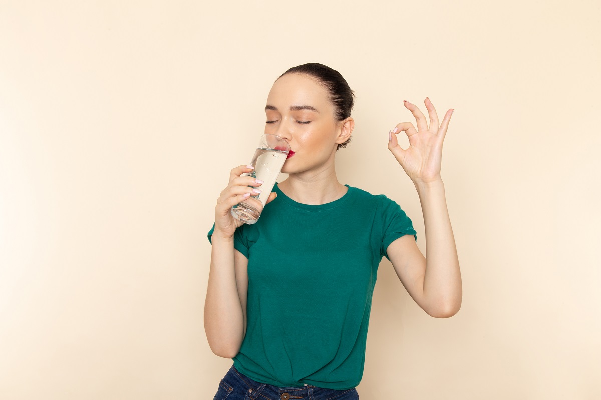 Mujer tomando agua hidratación vaso