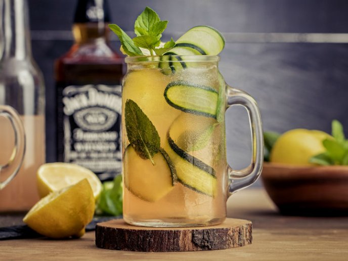 whisky coctel mason jar jack secret punch pepino