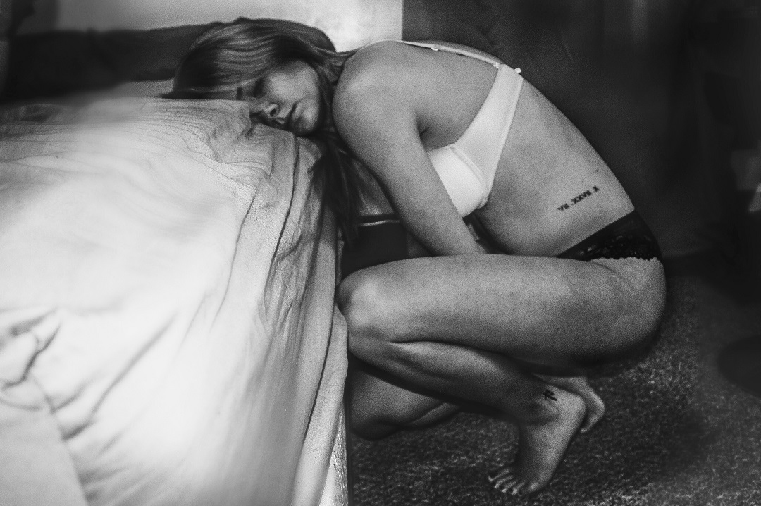 Mujer depresión posparto melancolía cansancio maternidad cama
