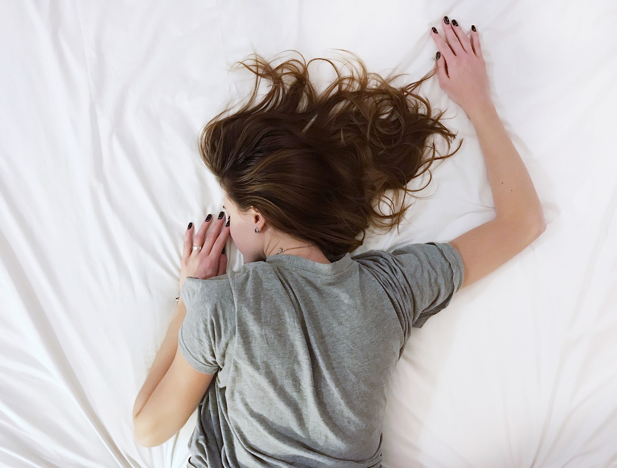 Mujer durmiendo acostada cama cabello pelo