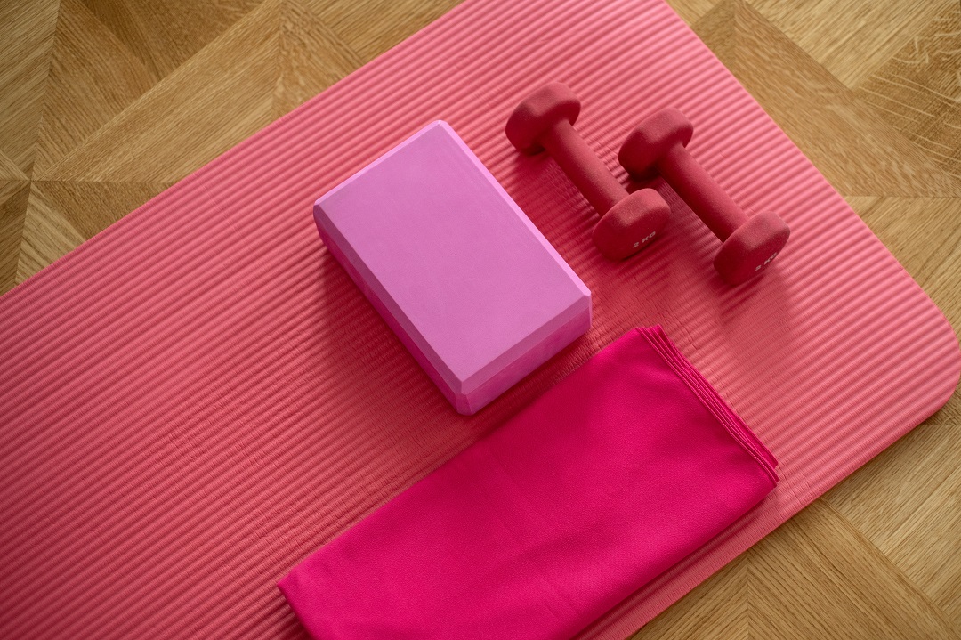 ejercicio mancuernas tapete toalla yoga