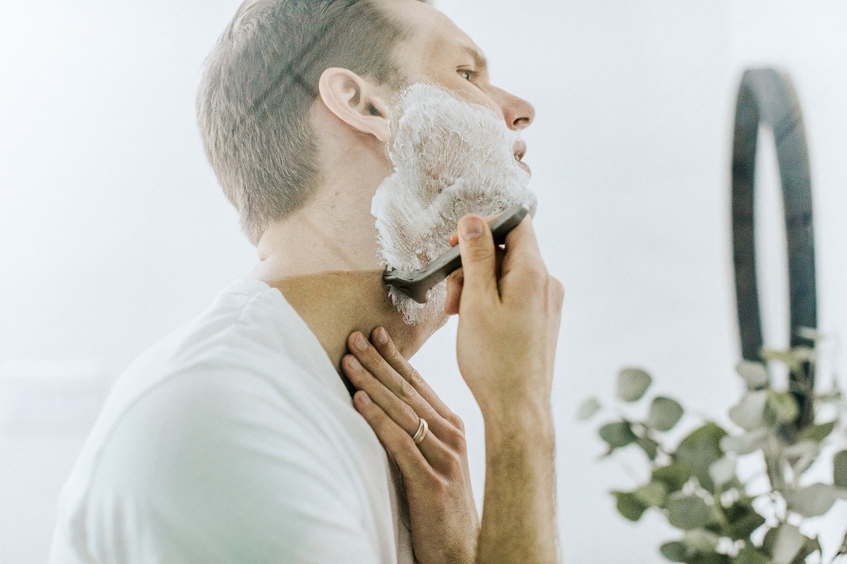 Afeitar rasurar hombre barba afeitándose rasurándose shave