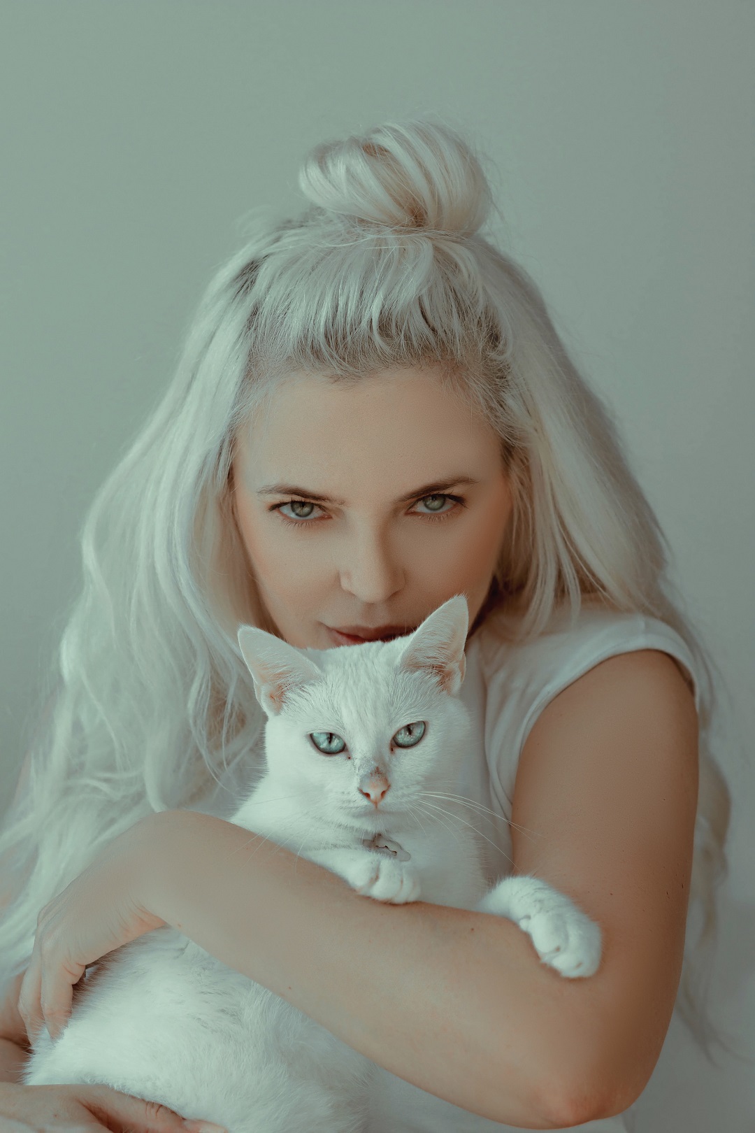 Mujer cabello blanco rubio luxe mink gato