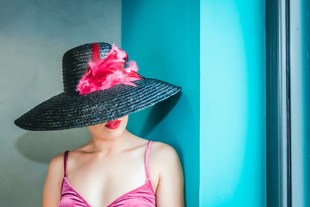 Sombrero negro azul marino mujer labios rojos