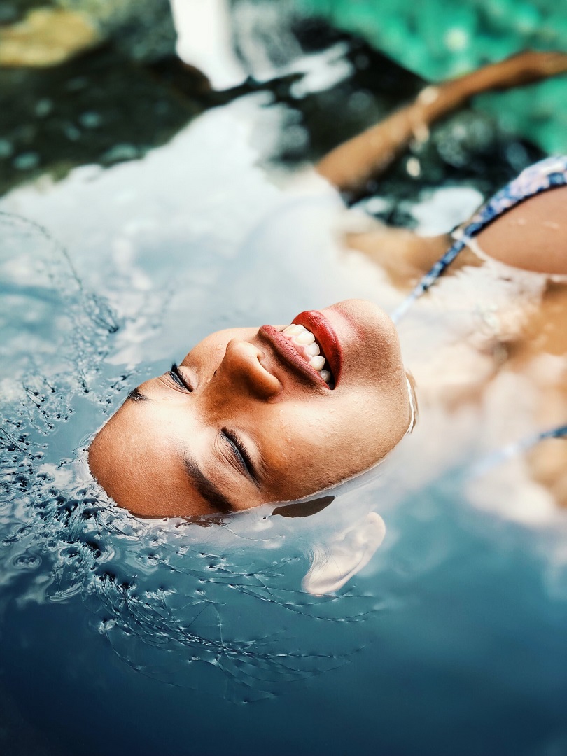 Mujer cara rostro agua nadando verano skincare