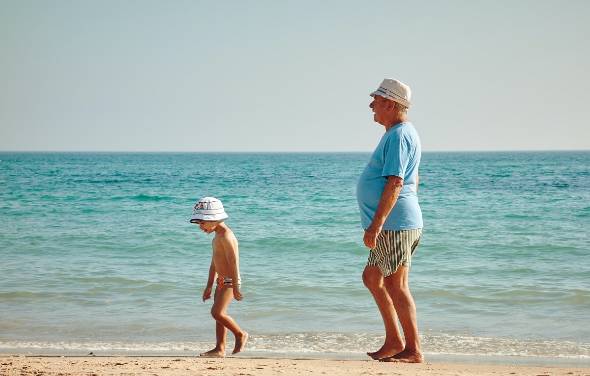 Abuelo y nieto en la playa