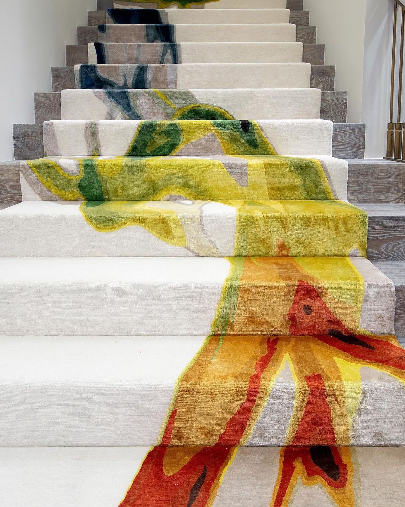 escaleras tapete alfombra ombre rug company Adam Hunter con el tapete en Los Ángeles