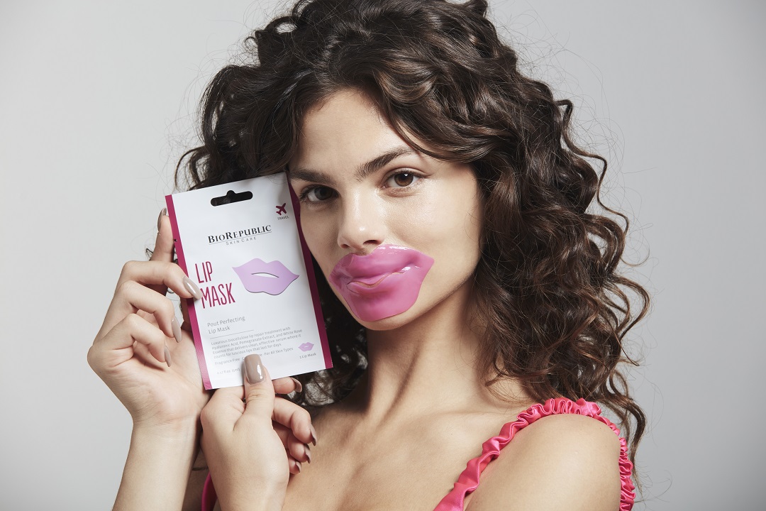 mujer con mascarilla para labios lip mask fucam
