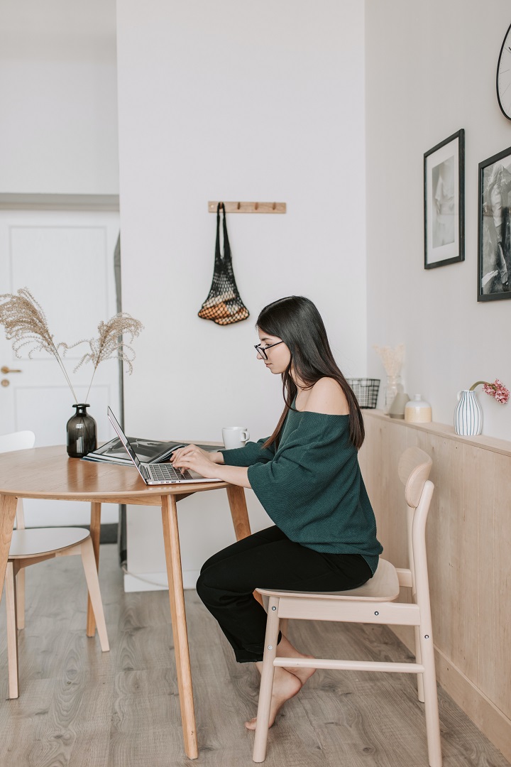 Mujer trabajando en computadora laptop casa home office