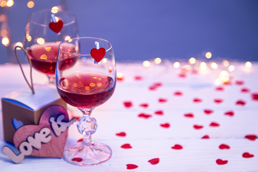 copas de vino cena romántica san Valentín corazones