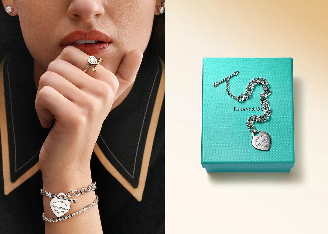 mujer con anillo collar brazalete pulsera caja azul tiffany