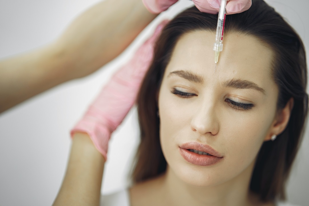 Mujer recibiendo inyección en la cara botox neurotoxina tratamiento