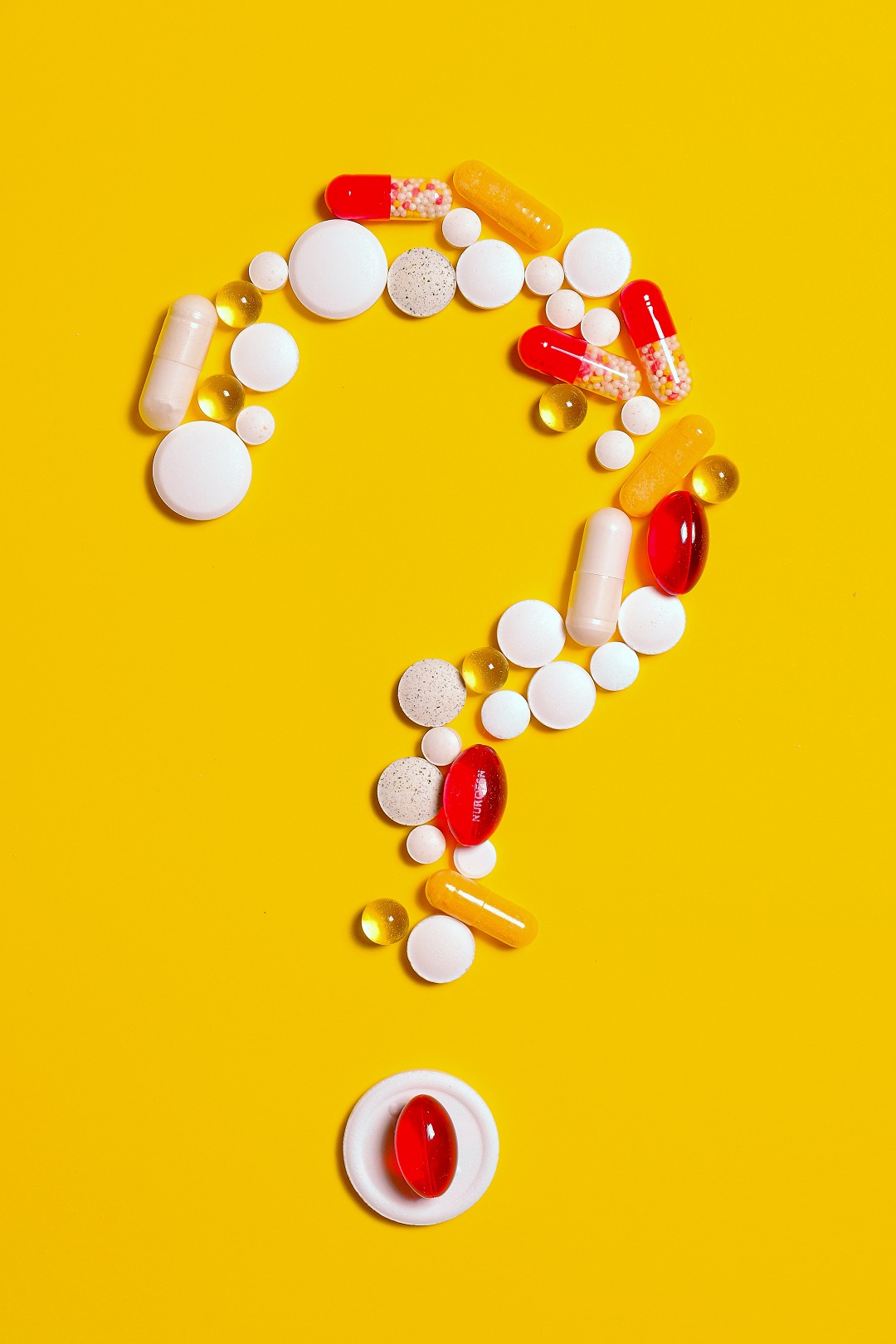 Medicinas pastillas signo de interrogación en fondo amarillo