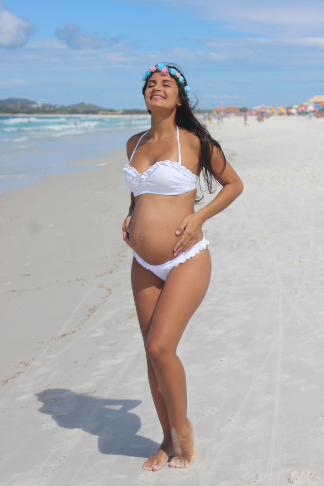 Mujer embarazada playa sol mar traje de baño blanco