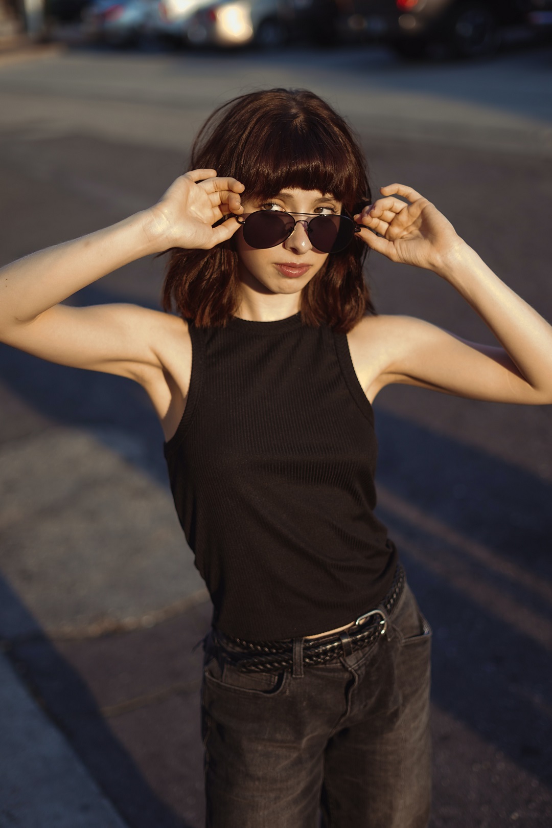 Mujer jeans negros gafas de sol lentes oscuros