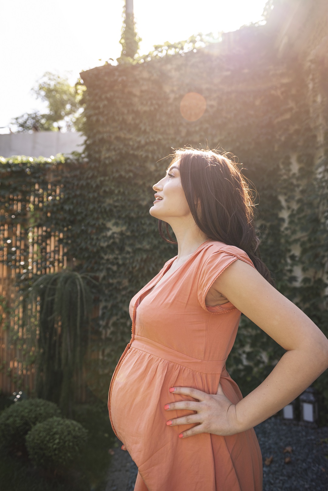Mujer embarazada posando en la luz del sol