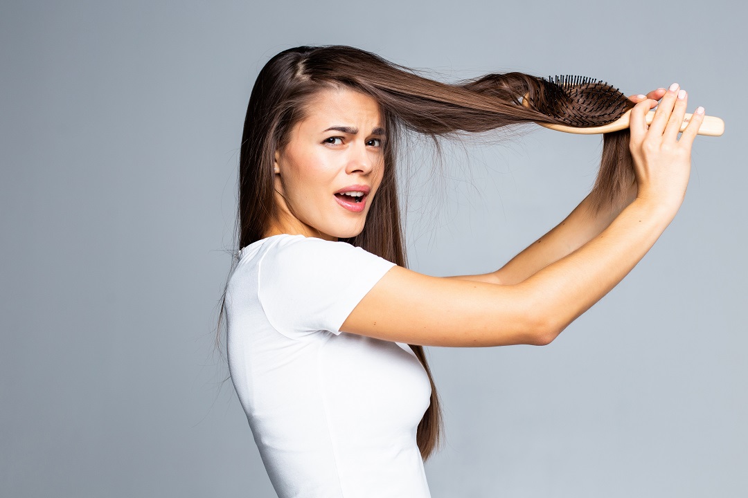 mujer cabello debil dividido enredado cepillo fuerte tratamiento quebradizo