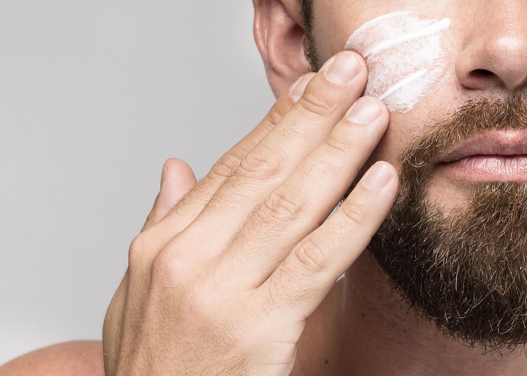 Hombre poniéndose crema cara skincare facial barba