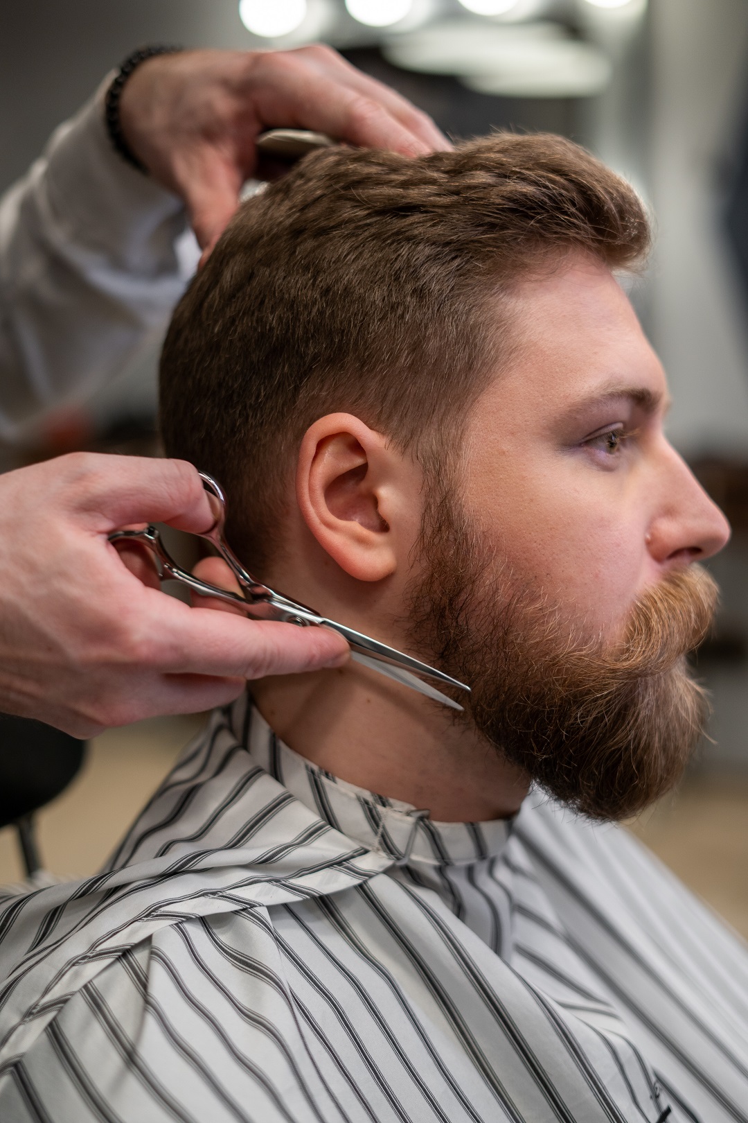 Hombre recortando barba barbería peluquería cuidado corte