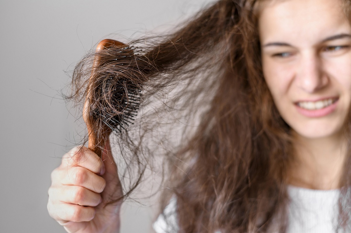 Mujer cepillándose cabello pelo maltratado puntas abiertas