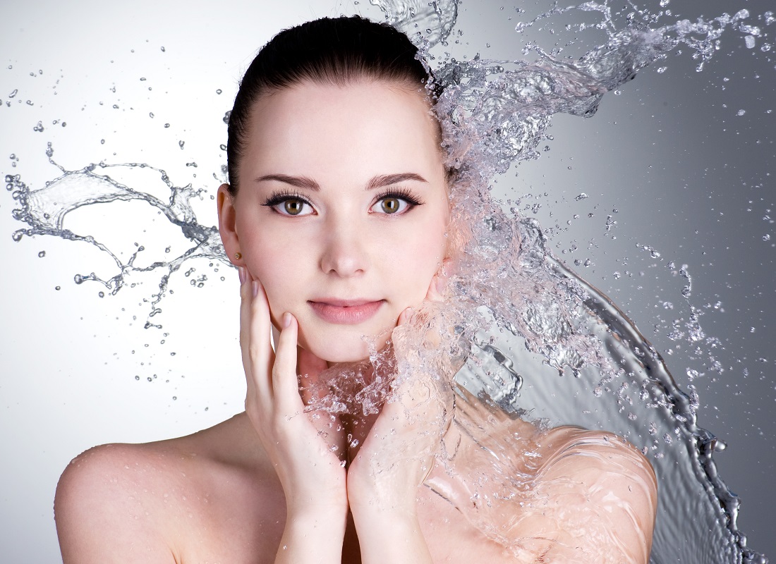 Mujer agua salpicadura maquillaje humedad sudor base