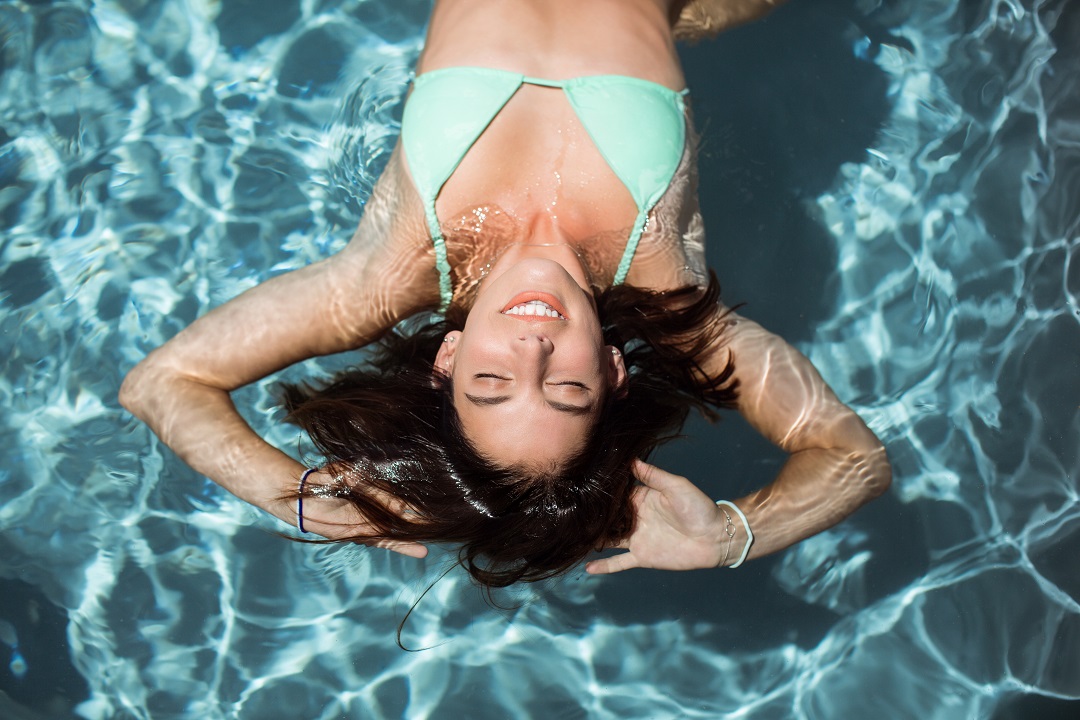 Mujer cabello flotando nadando piscina agua alberca
