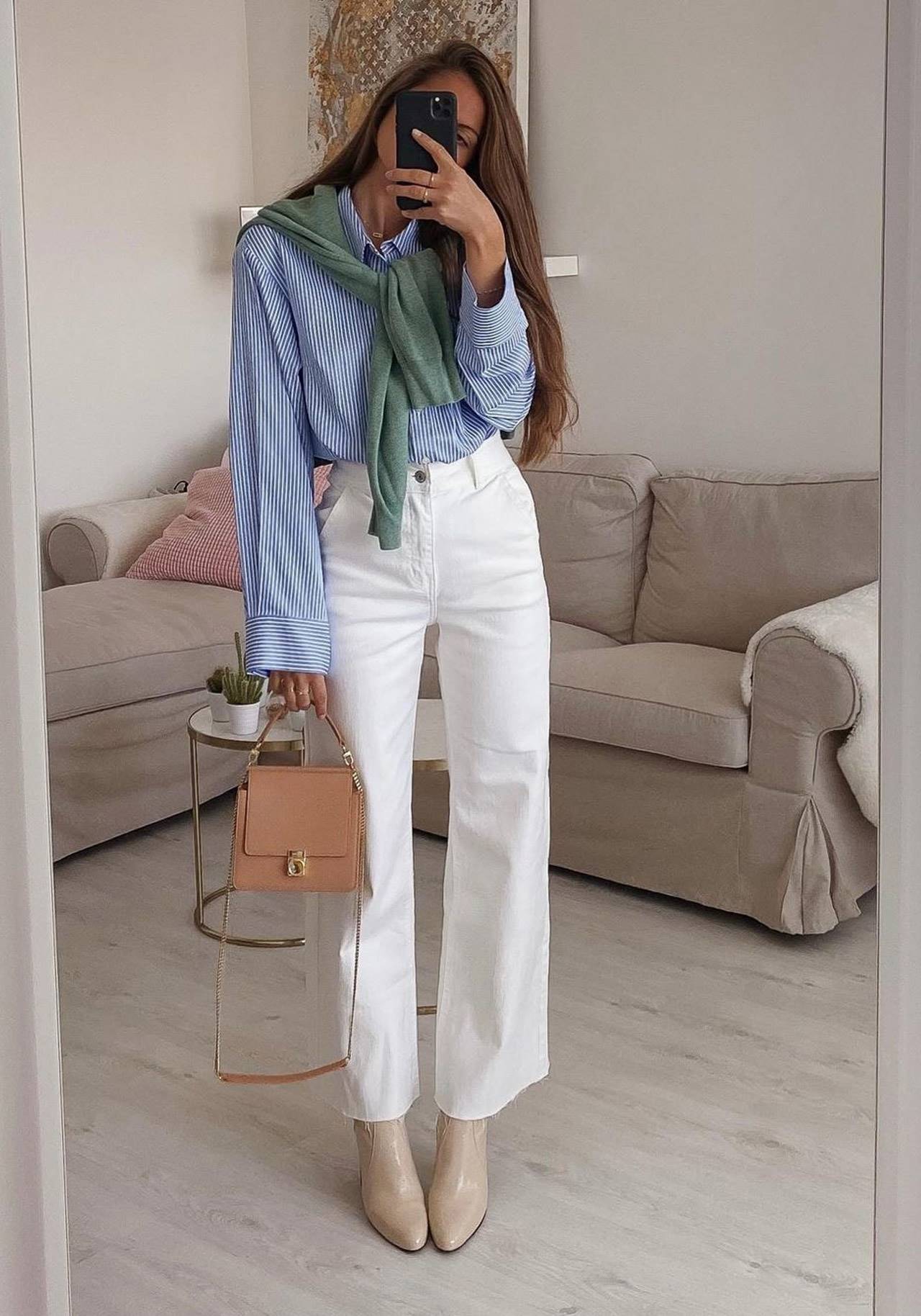 pantalon blanco blusa azul bolso beige