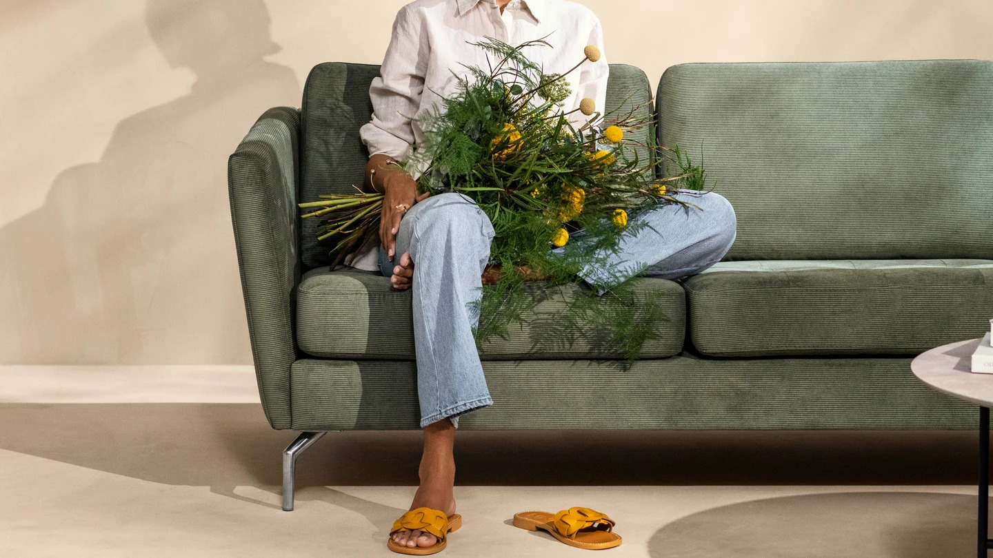 sofa sillon arreglo floral sandalias amarillas boconcept