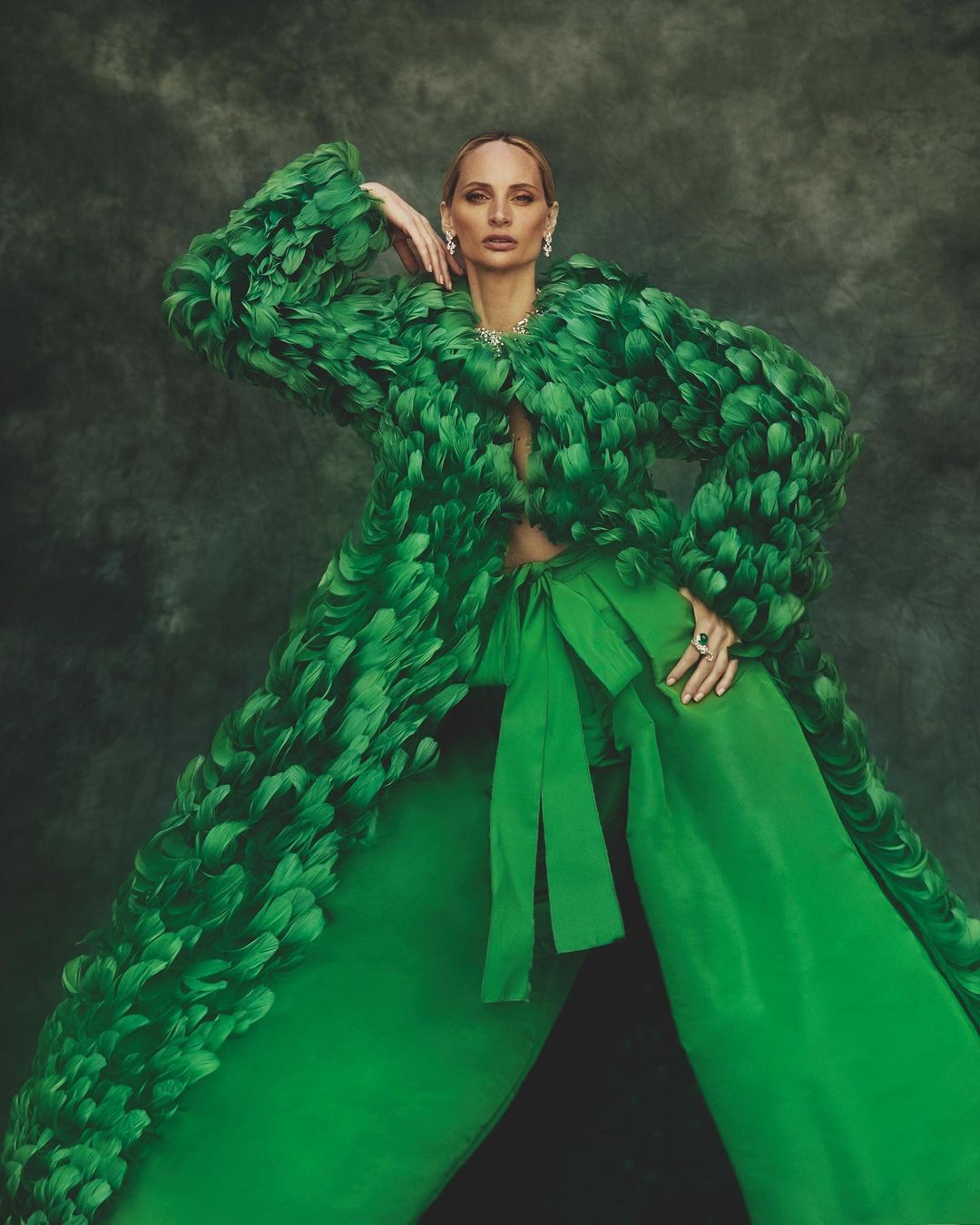mujer usando plumas verdes Giambattista Valli
