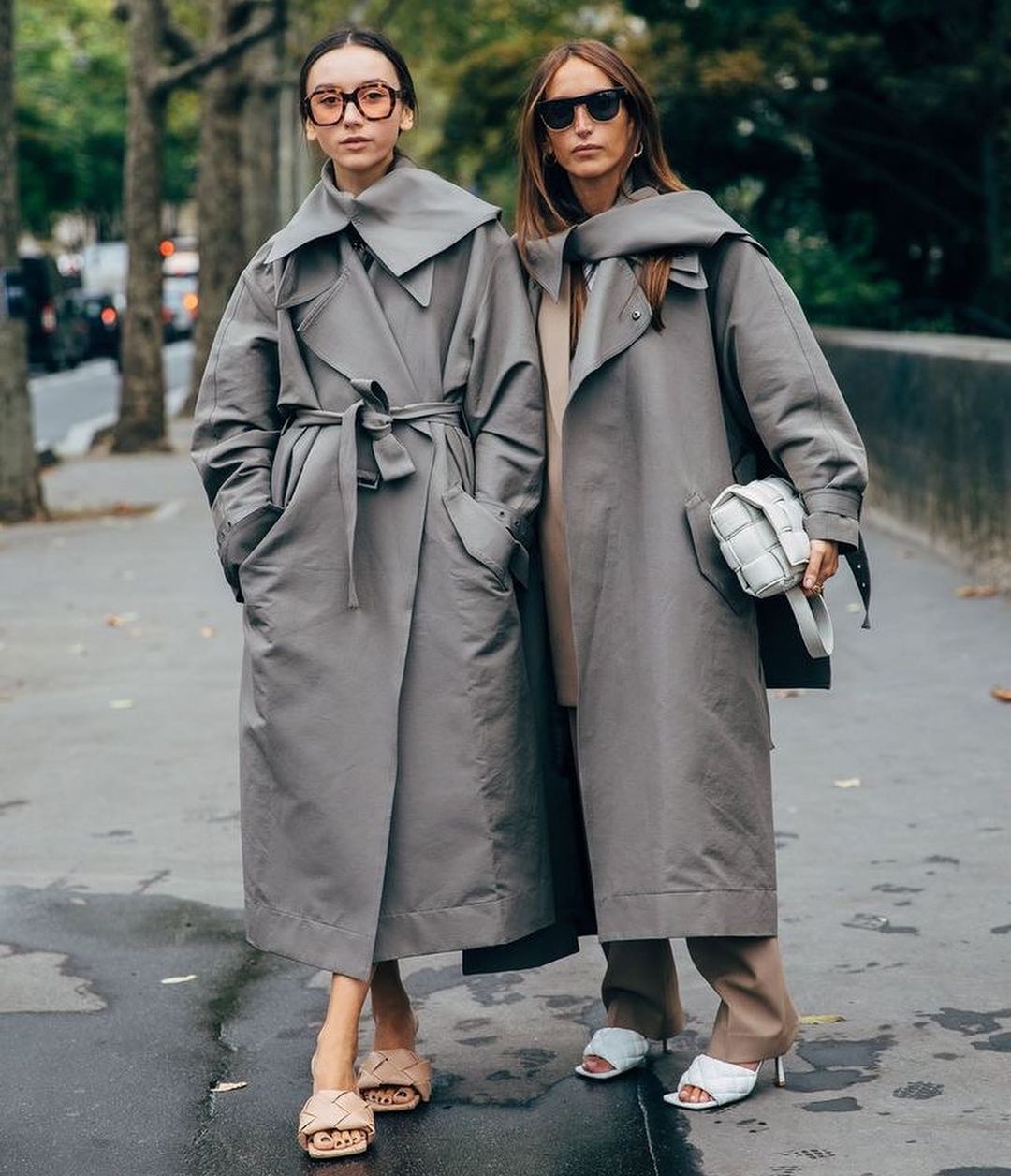 mujeres gabardinas grises gafas street style