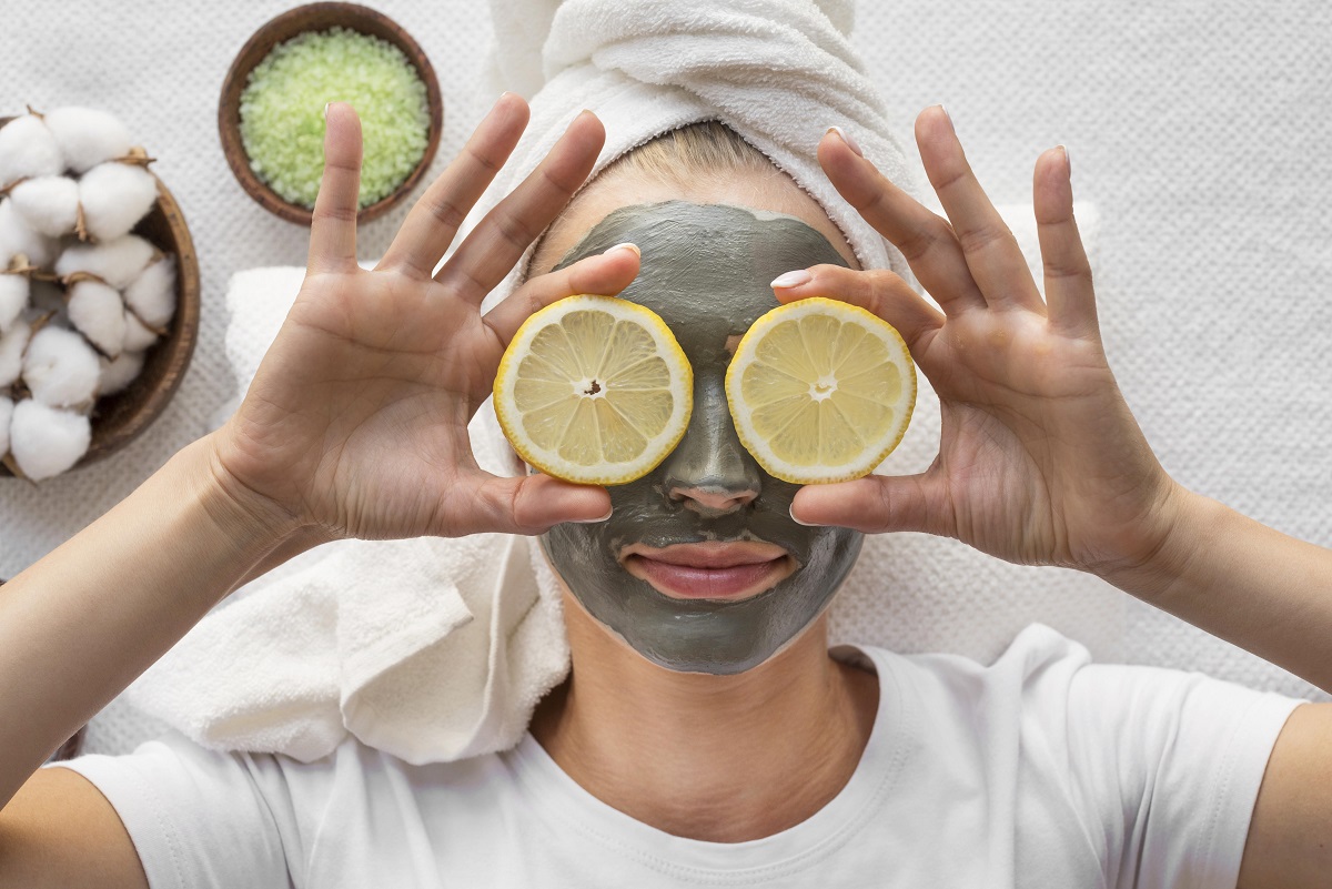 Mujer mascarilla limones relajándose piel cara rostro detox