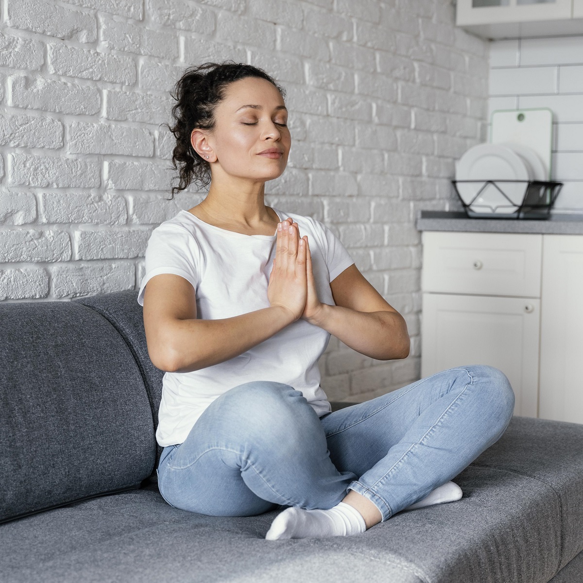 Mujer meditando silencio sillón jeans paz interior