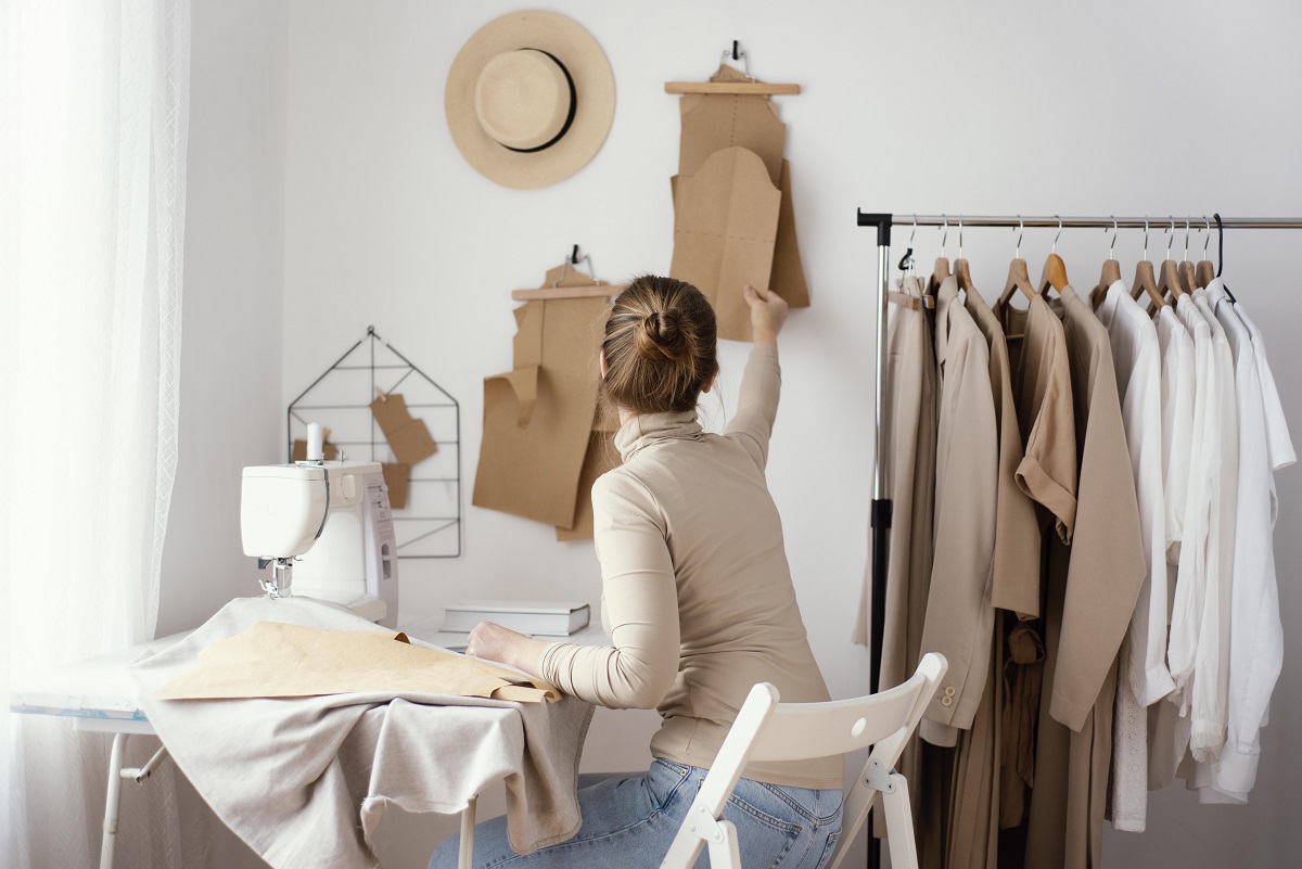 Mujer sastre costurera diseñadora moda sustentable local maquina coser ropa