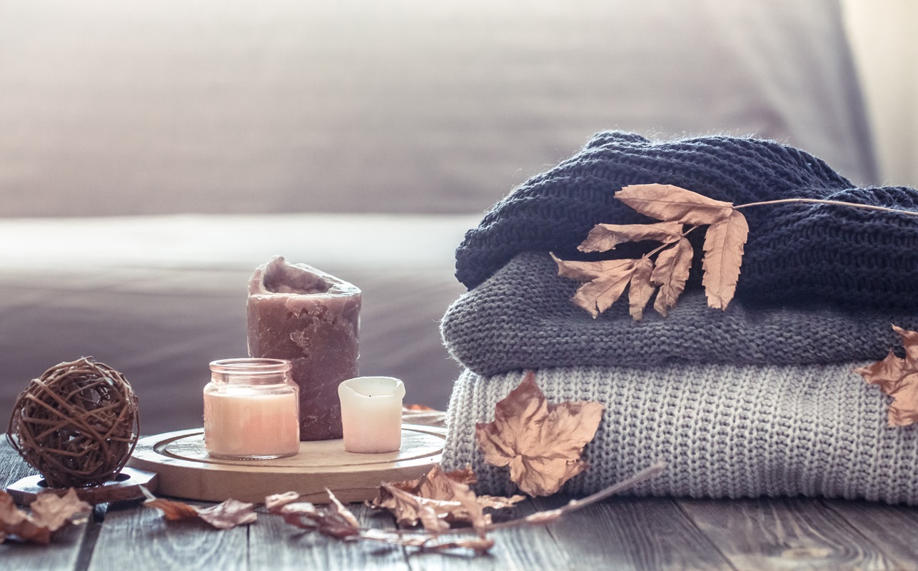 Perfume velas suéter cardigan hojas secas otoño invierno frío