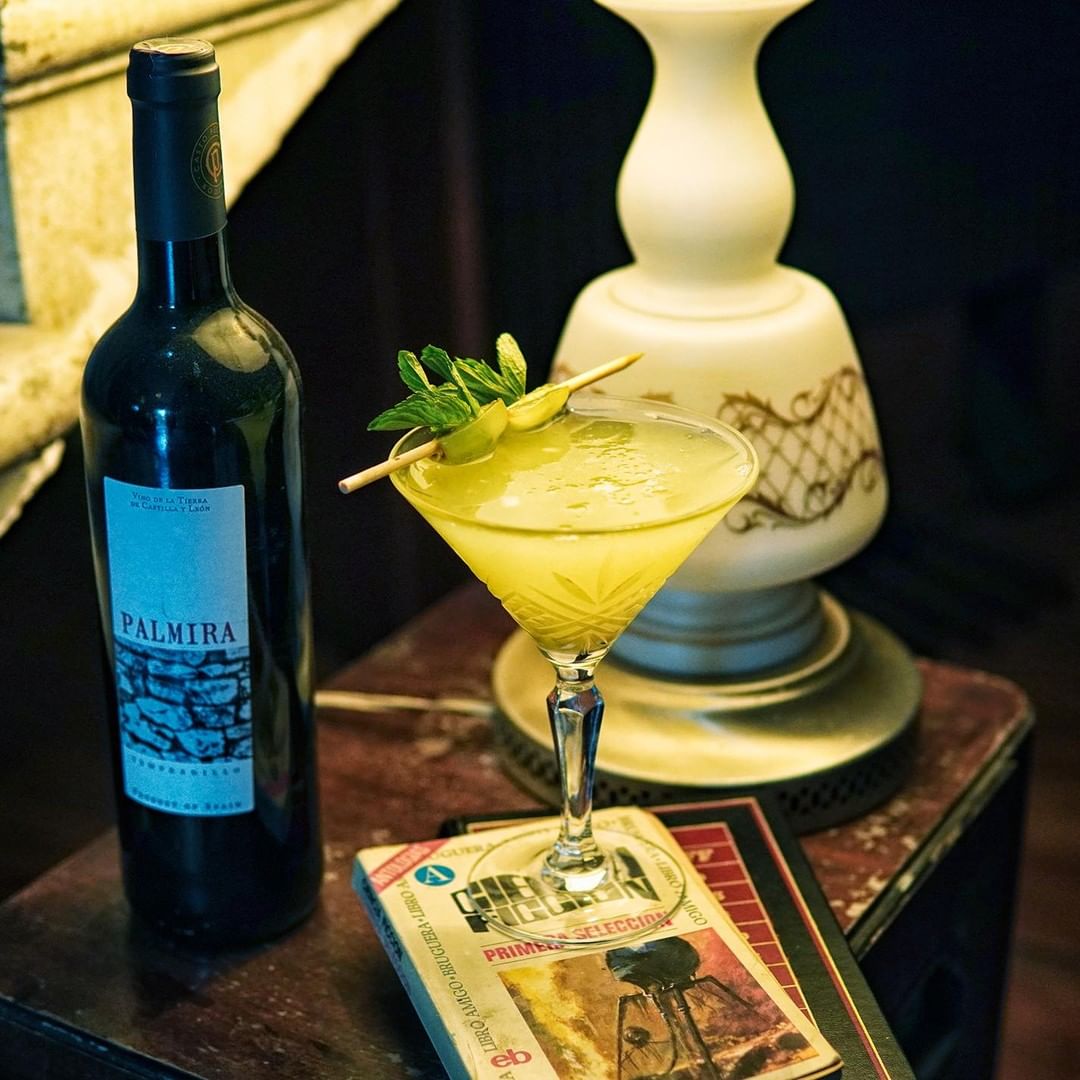 coctel martini vino lámpara