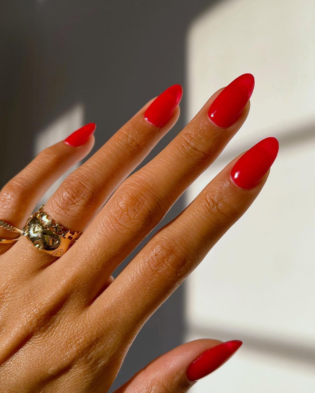 uñas rojas manicura anillo oro