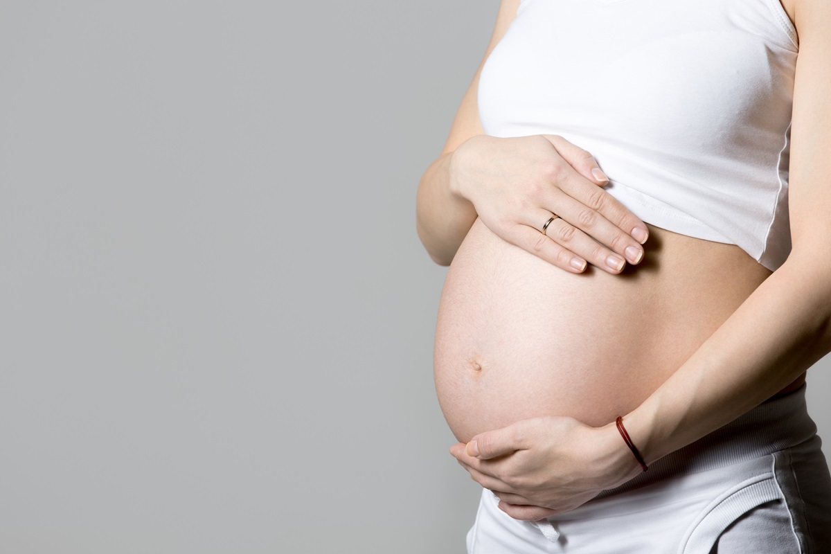 Embarazo mujer tocando su vientre estrías