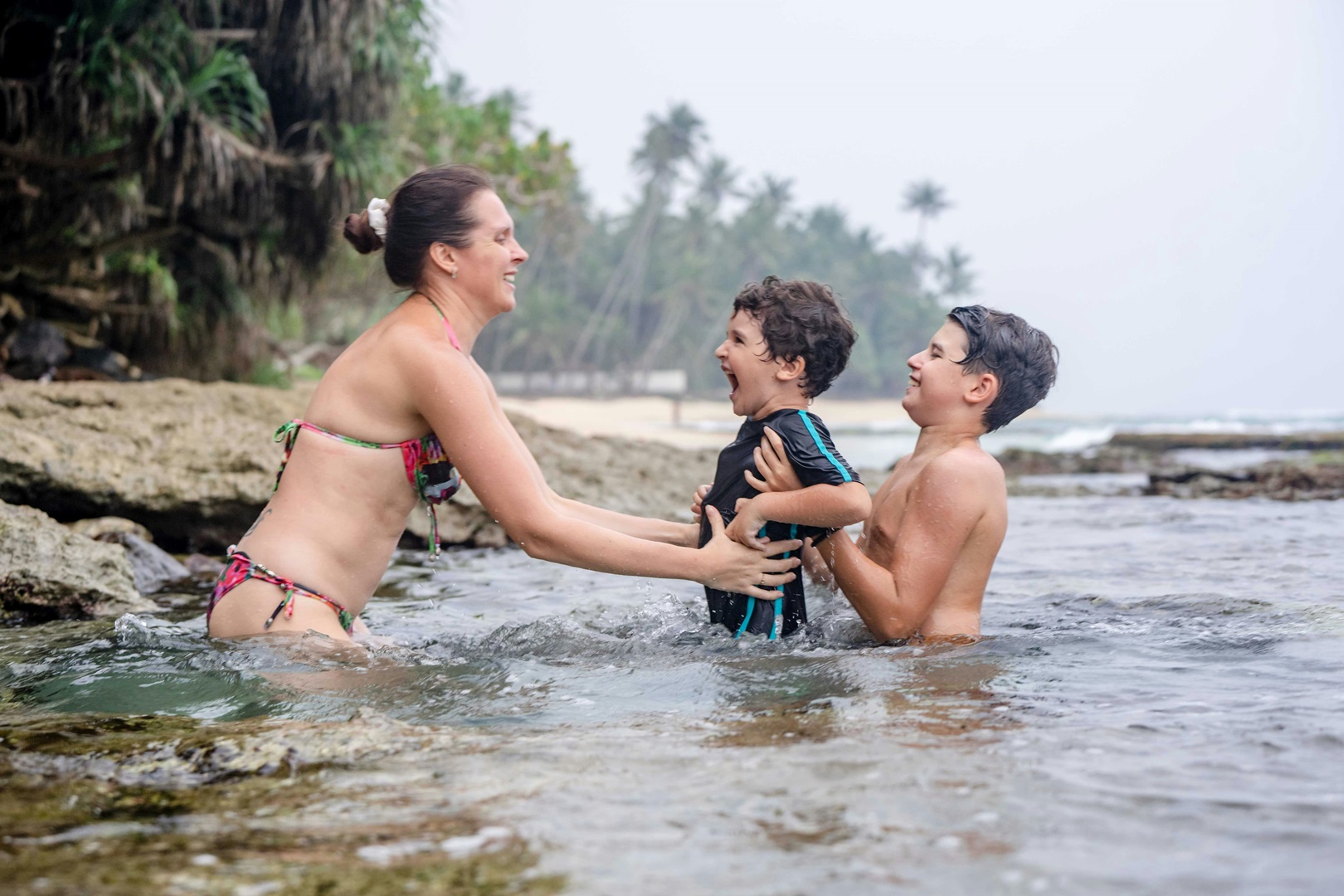 Madre hijos nadando río lago vacaciones