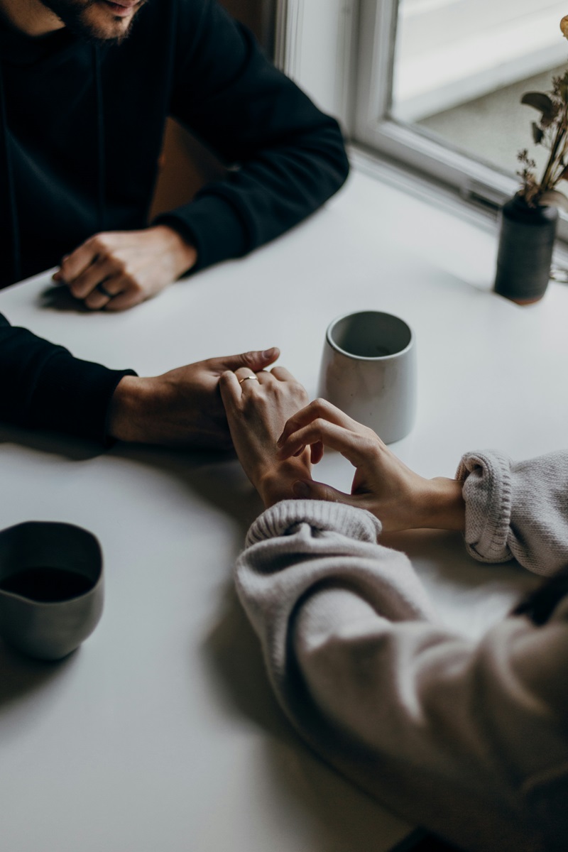 Pareja tomándose las manos esposos comunicación diálogo