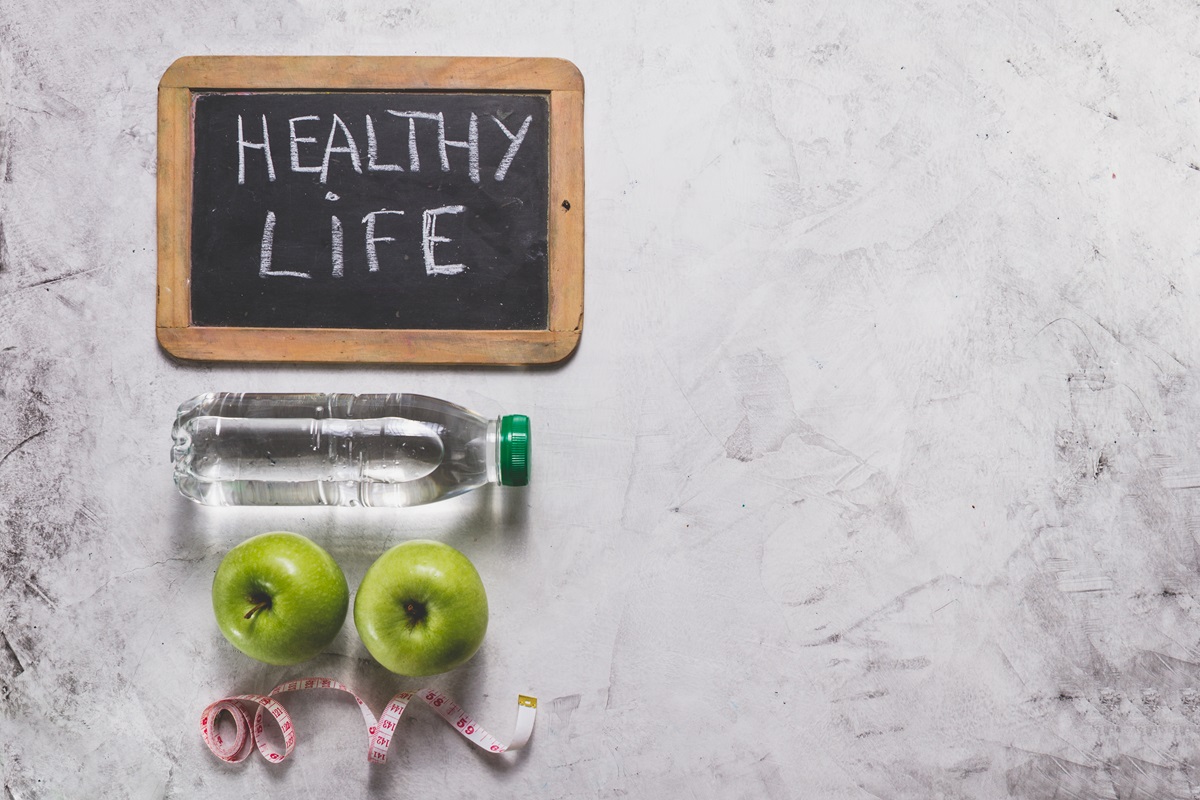 vida saludable con manzanas pizarra y botella de agua